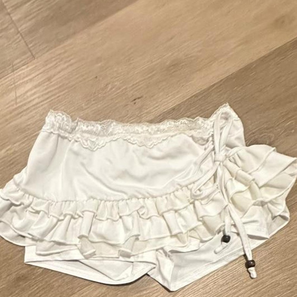 White ruffle shorts with lace trim